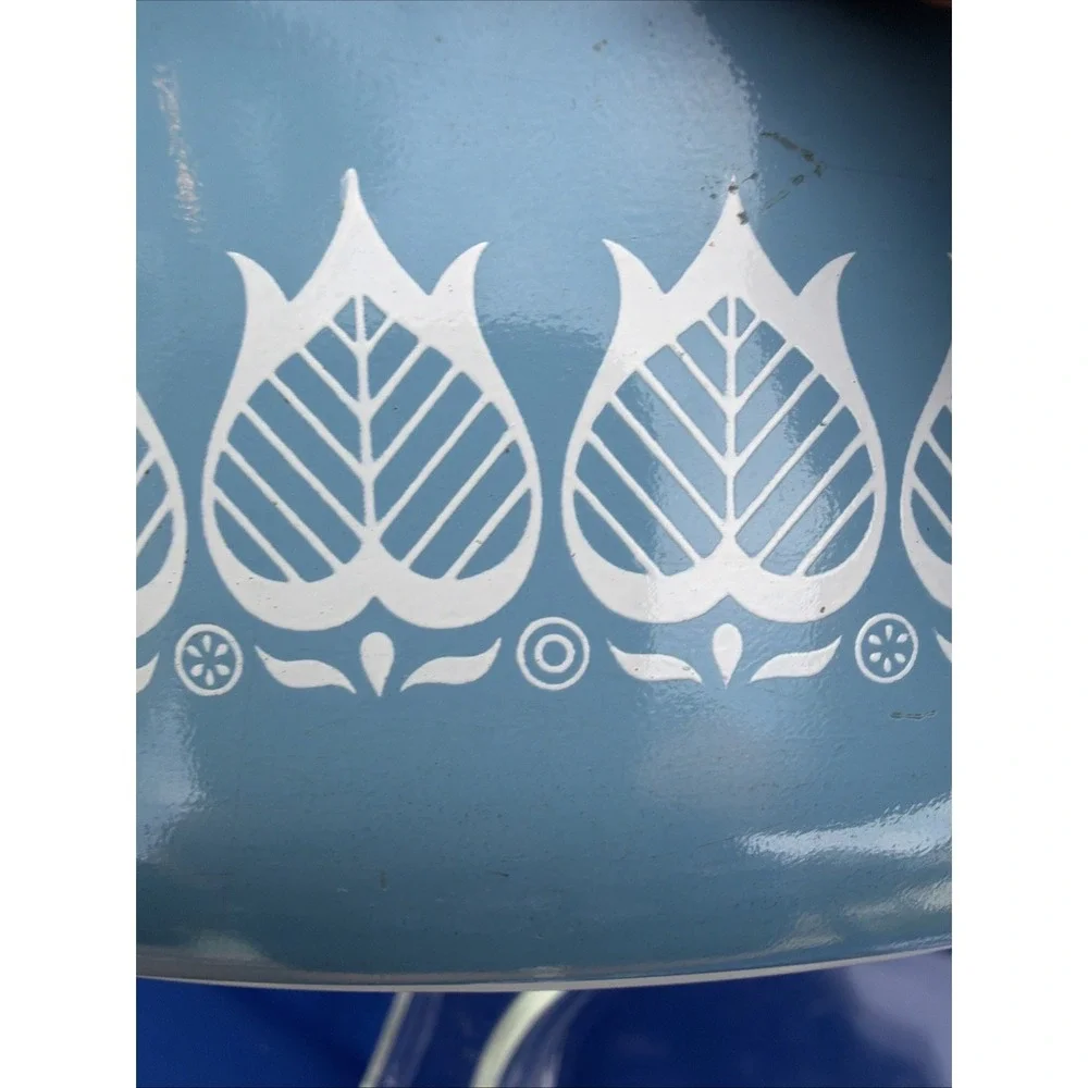 VTG Pyrex Blue Tulip 1.5 Qt Casserole Dish #043 With Cradle Handles